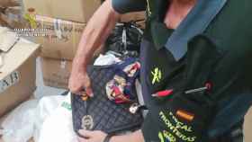 Bolso falsificado de la firma Chanel intervenido por agentes policiales / GUARDIA CIVIL