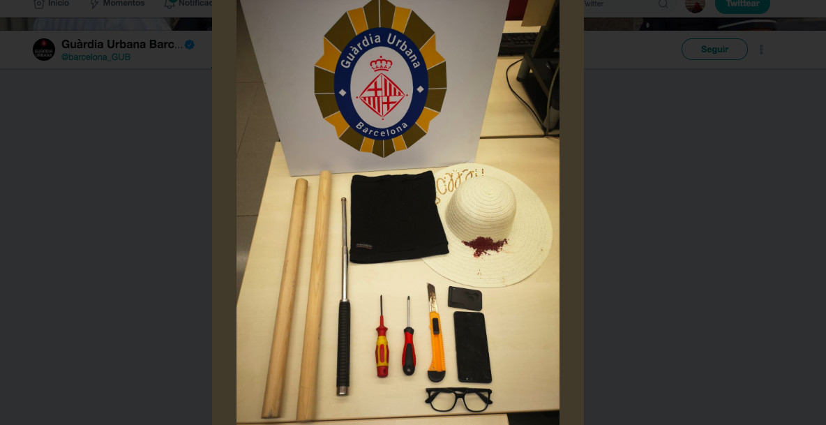 Objetos como palos, navajas y destornilladores requisados por la Guardia Urbana de Barcelona