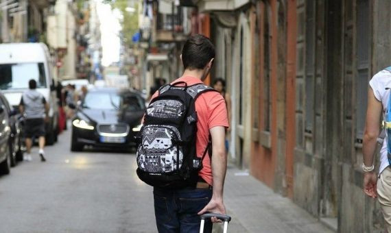 Dos turistas en una calle de Ciutat Vella / EFE