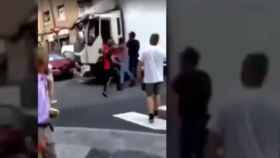 Brutal pelea entre varias personas por saltarse un Stop en Barcelona