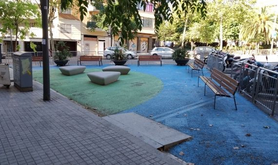 La zona pacificada, delante de la escuela Emili Juncadella, en Sant Andreu / JORDI SUBIRANA 