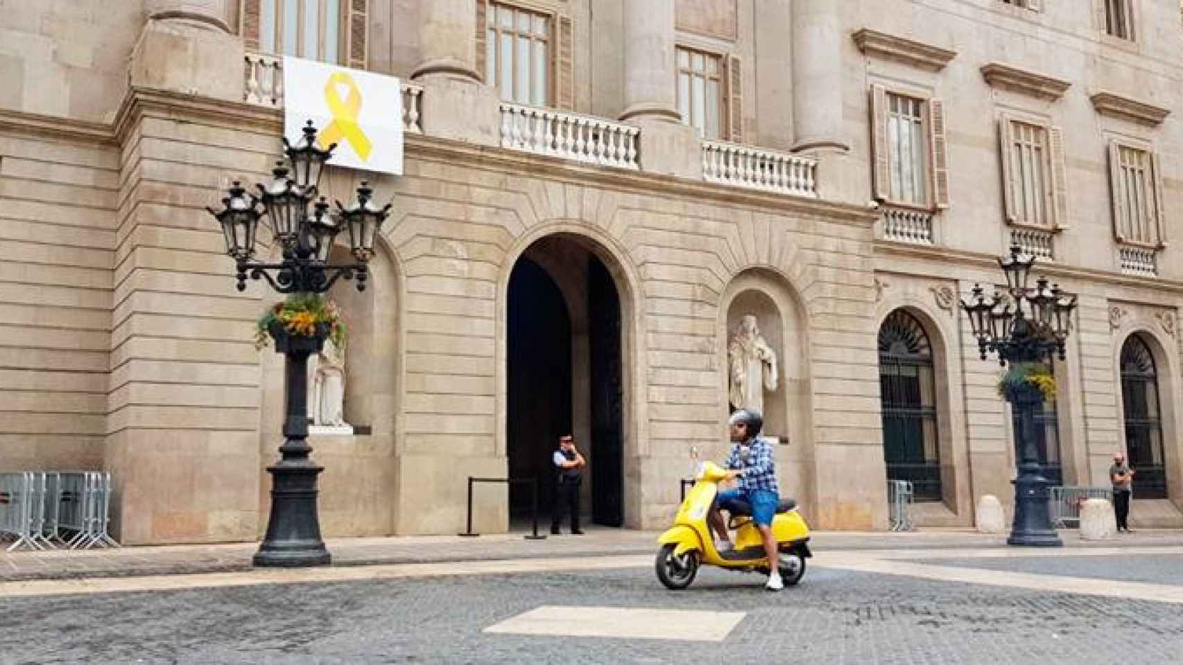 lazo amarillo en la fachada del Ayuntamiento de Barcelona / Crónica Global
