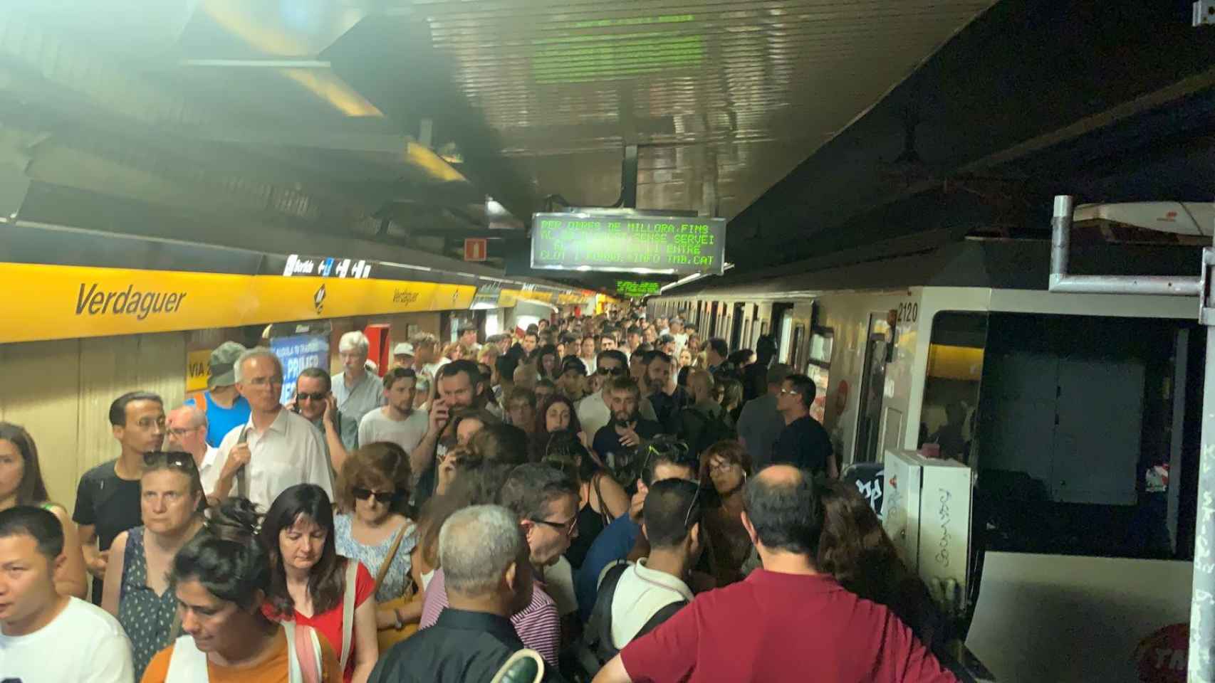 Una imagen de las largas colas en la L4 (línea amarilla) del metro de Barcelona