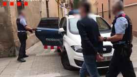 Una imagen de archivo de una unidad de los Mossos deteniendo a un presunto ladrón de relojes de lujo en la calle / MOSSOS