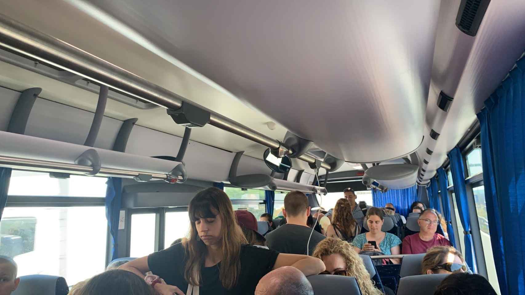 Caos total en uno de los buses de la Meridiana de Barcelona