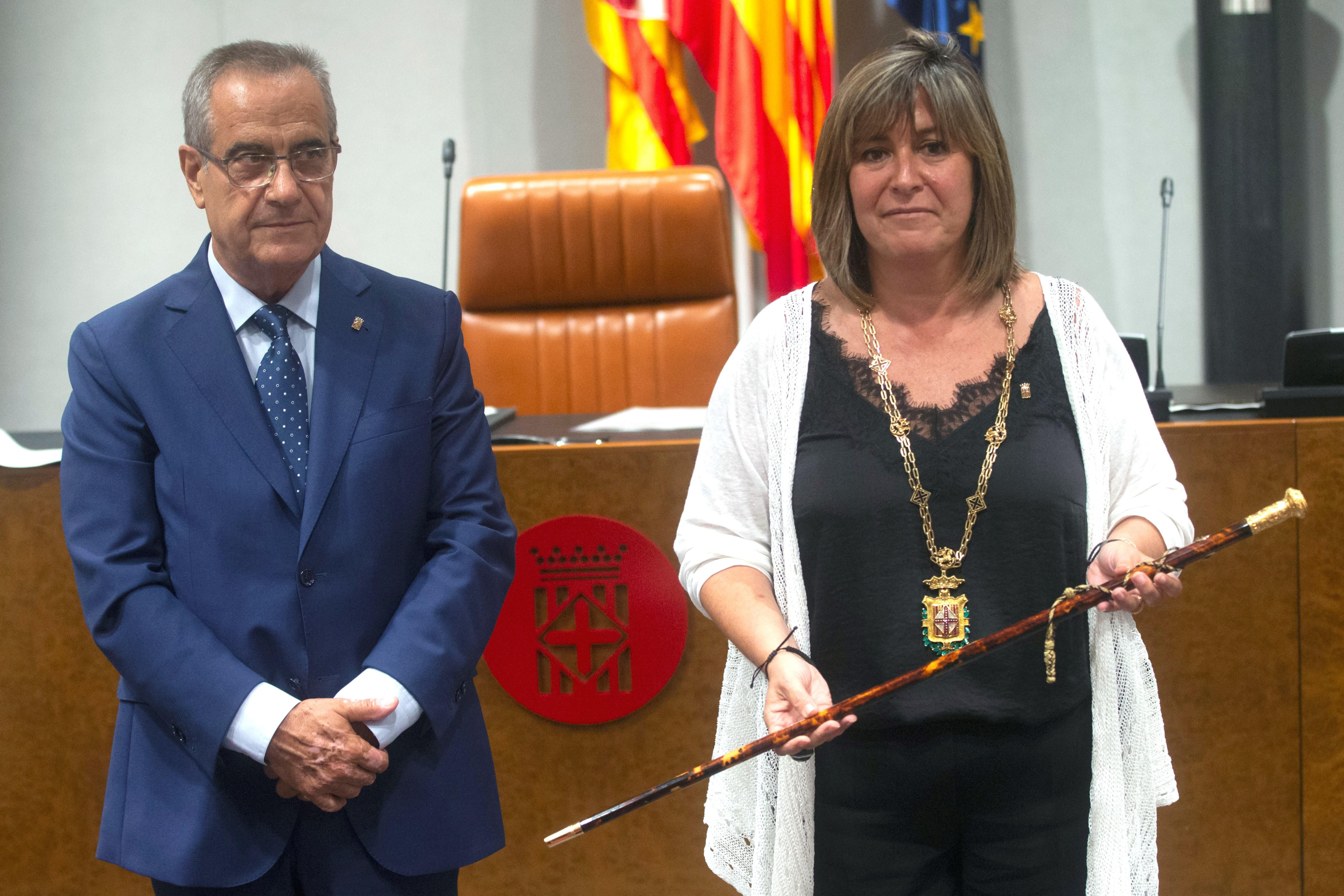 La alcaldesa de L'Hospitalet de Llobregat, Núria Marín, sostiene la vara de mando junto al diputado provincial Celestino Corbacho durante el acto de constitución de la Diputación de Barcelona