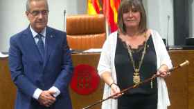 La alcaldesa de L'Hospitalet de Llobregat, Núria Marín, sostiene la vara de mando junto al diputado provincial Celestino Corbacho durante el acto de constitución de la Diputación de Barcelona