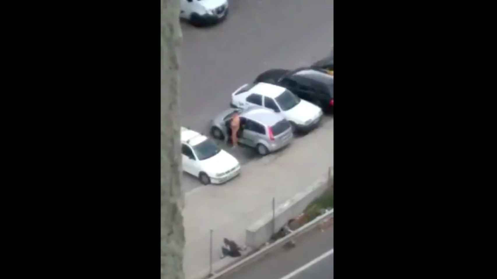 Captura de pantalla del pervertido masturbándose en plena calle / TWITTER