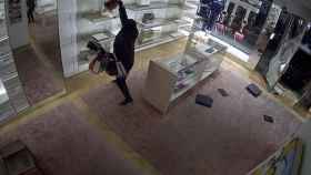 Uno de los ladrones en una tienda de lujo de Paseo de Gràcia después de alunizarla para poder robar / MOSSOS D'ESQUADRA