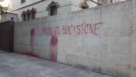Una pintada contra Blackstone en Barcelona a raíz del conflicto por el edificio del carrer Hospital del Raval / TWITTER @endavant