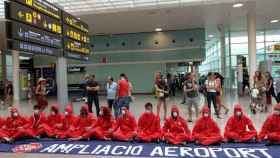 Los activistas de 'Stay Grounded' concentrados en el Aeropuerto de Barcelona / EUROPA PRESS
