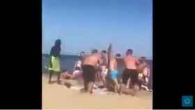 Vídeo de la multitudinaria pelea en una playa de Barcelona / MA