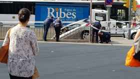 Un vehículo se empotra en uno de los accesos de Metro de Plaza España