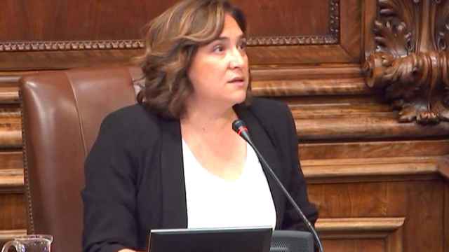 Ada Colau, durante las protestas en el pleno