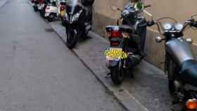 Una hilera de motos ocupando una acera de Gràcia / BARNABICI