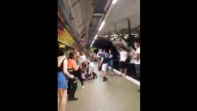 Brutal pelea entre carteristas y seguridad en la estación de metro del Clot de Barcelona