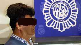 Una imagen del traficante que portaba medio kilo de 'coca' en su peluquín / POLICÍA NACIONAL