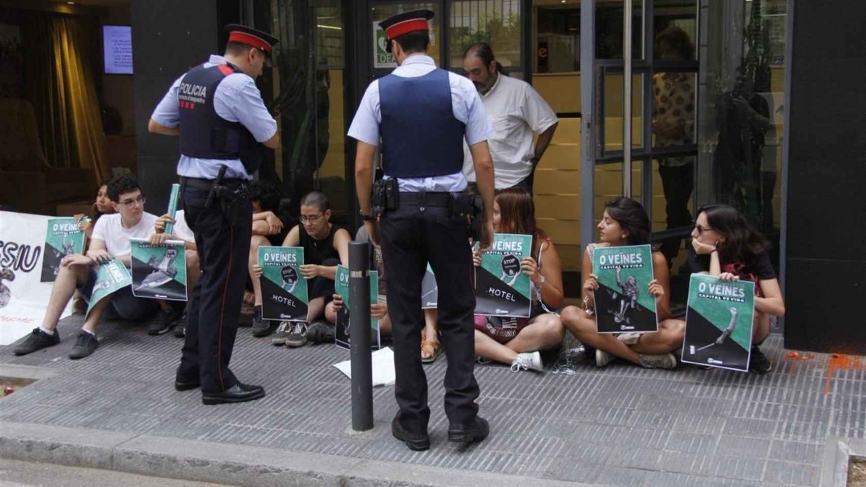 Agentes de los Mossos d'Esquadra desalojan a miembros de Arran encadenados en Turisme de Barcelona / EUROPA PRESS