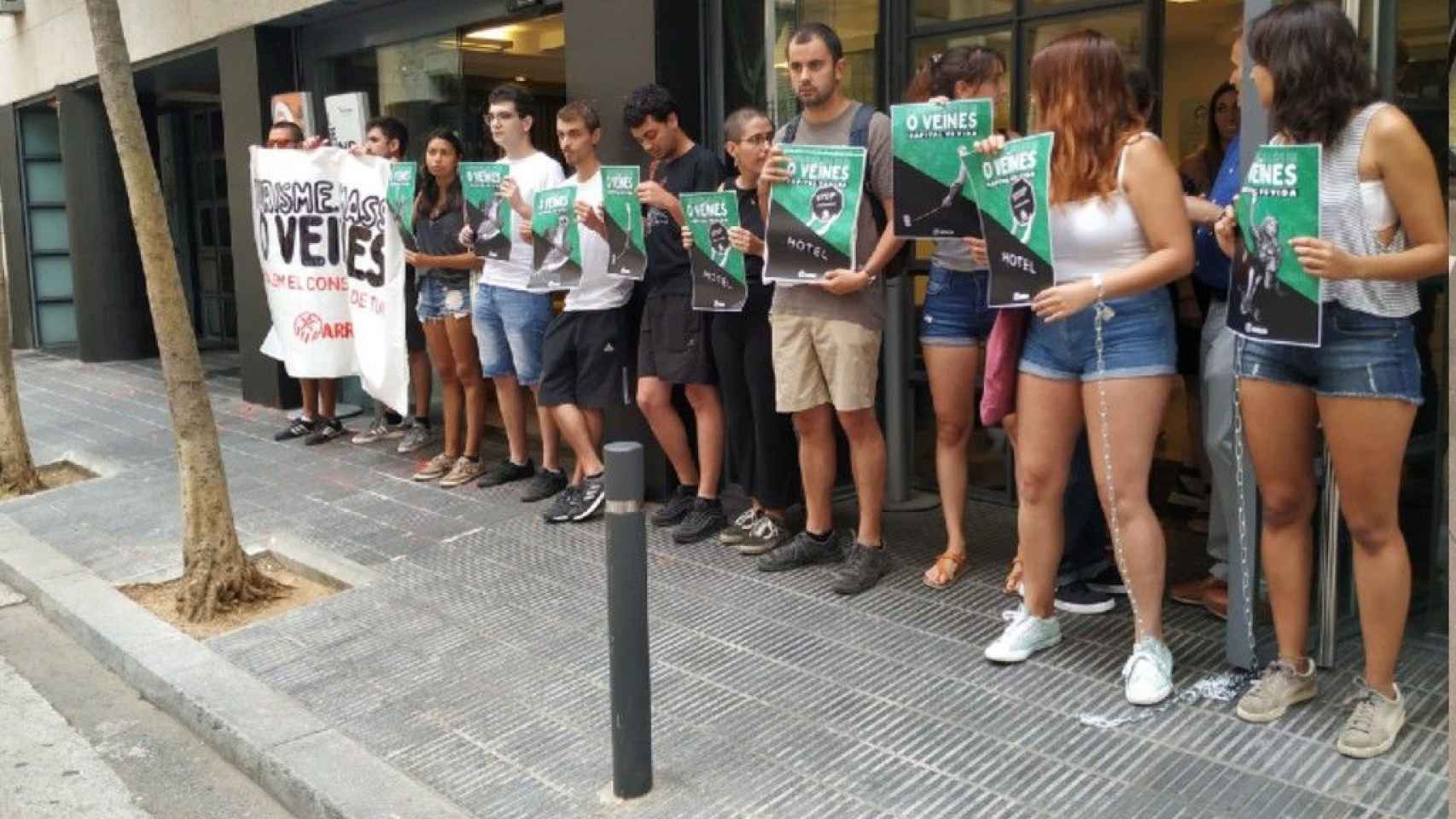 Varios activistas de Arran concentrados delante de una oficina de Barcelona Turisme / ARRAN