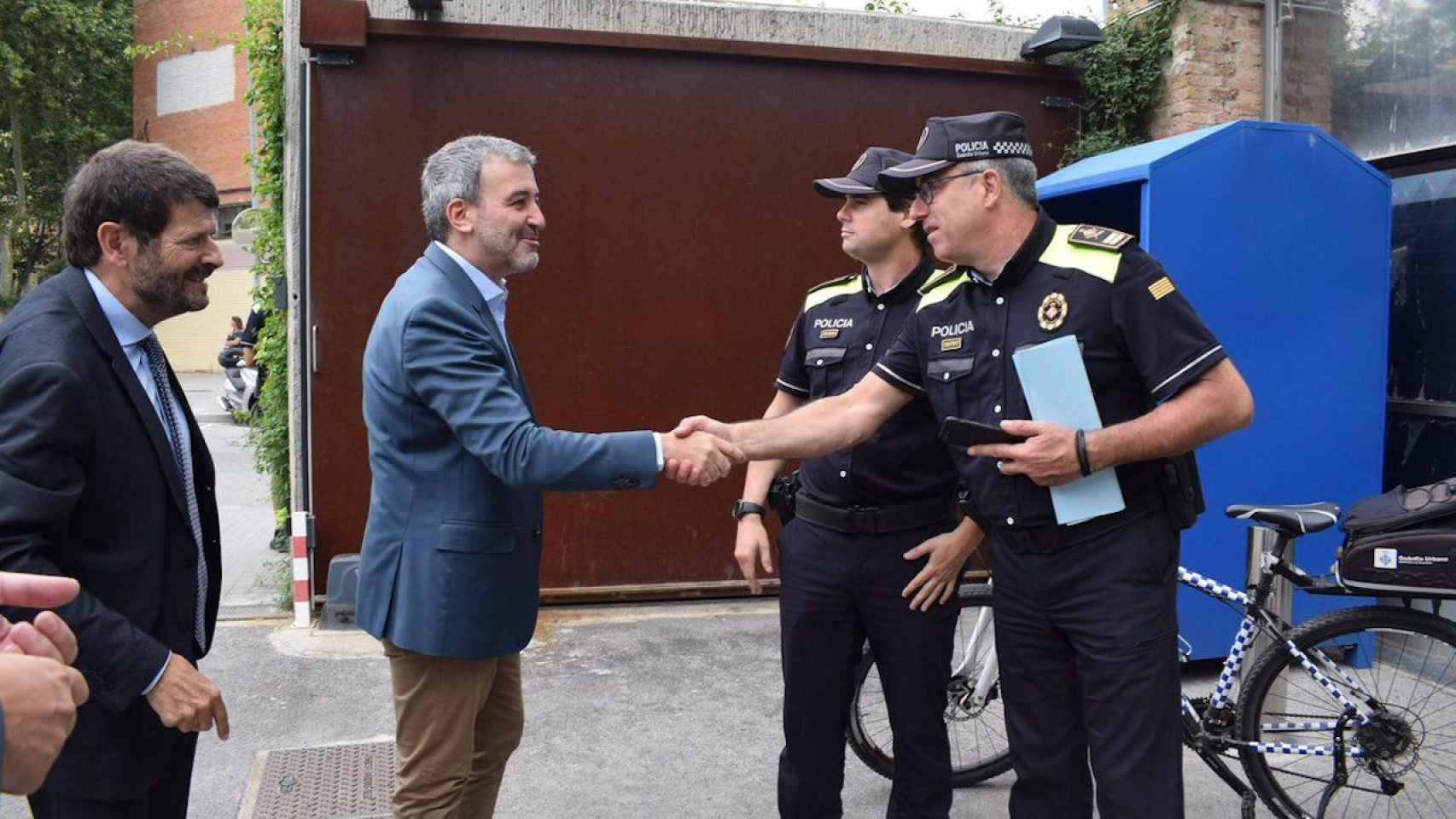 Jaume Collboni y Albert Batlle, en la comisaría de la Guardia Urbana de Sant Martí / TWITTER JAUME COLLBONI