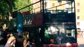 Dos encapuchados anarquistas atacan un bus turístico en Barcelona / TMB