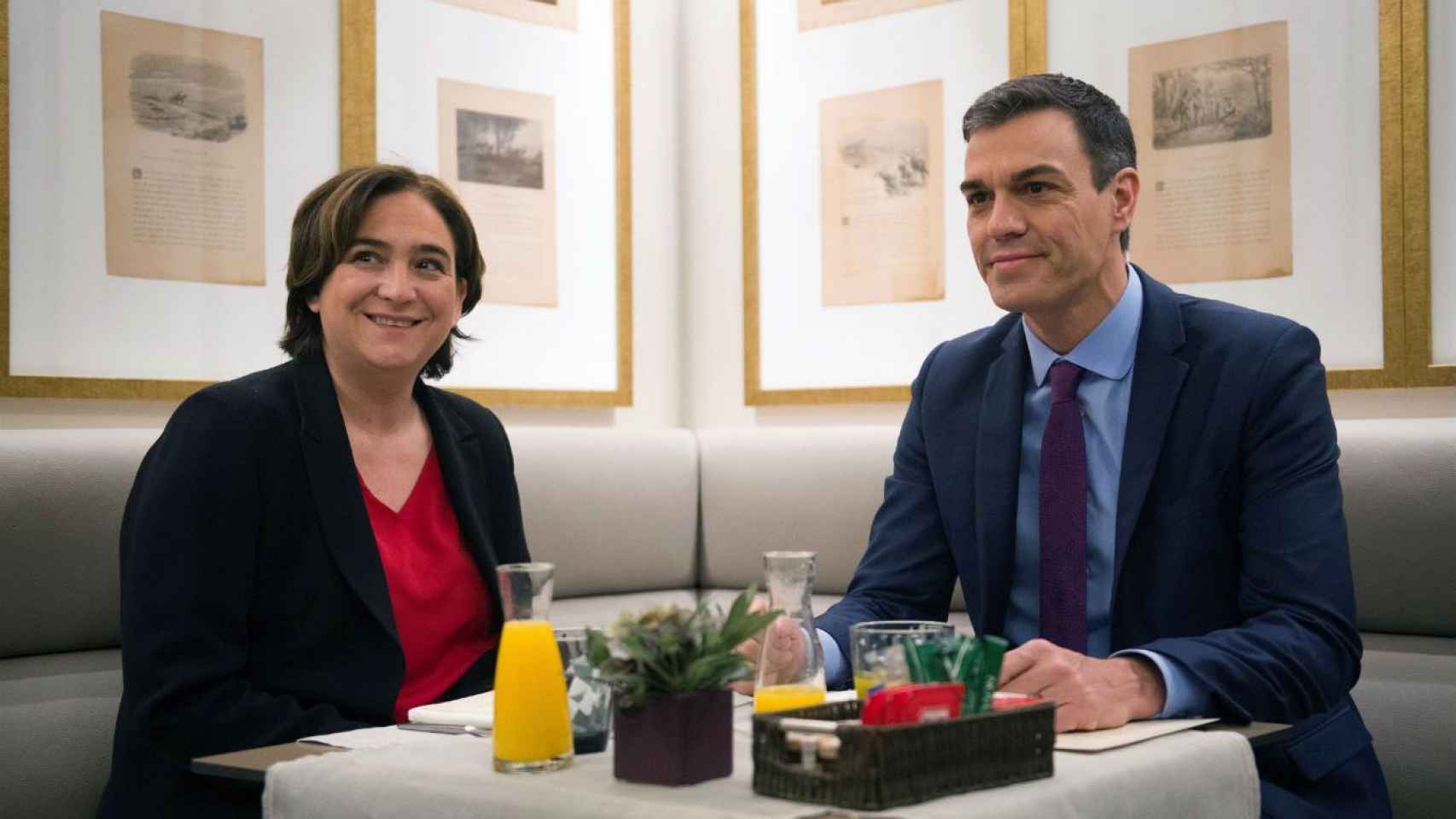 La alcaldesa de Barcelona, Ada Colau, junto al presidente del gobierno en funciones, Pedro Sánchez