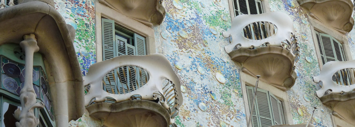 La fachada de la Casa Batlló está inspirada en las escamas del dragón / PIXABAY