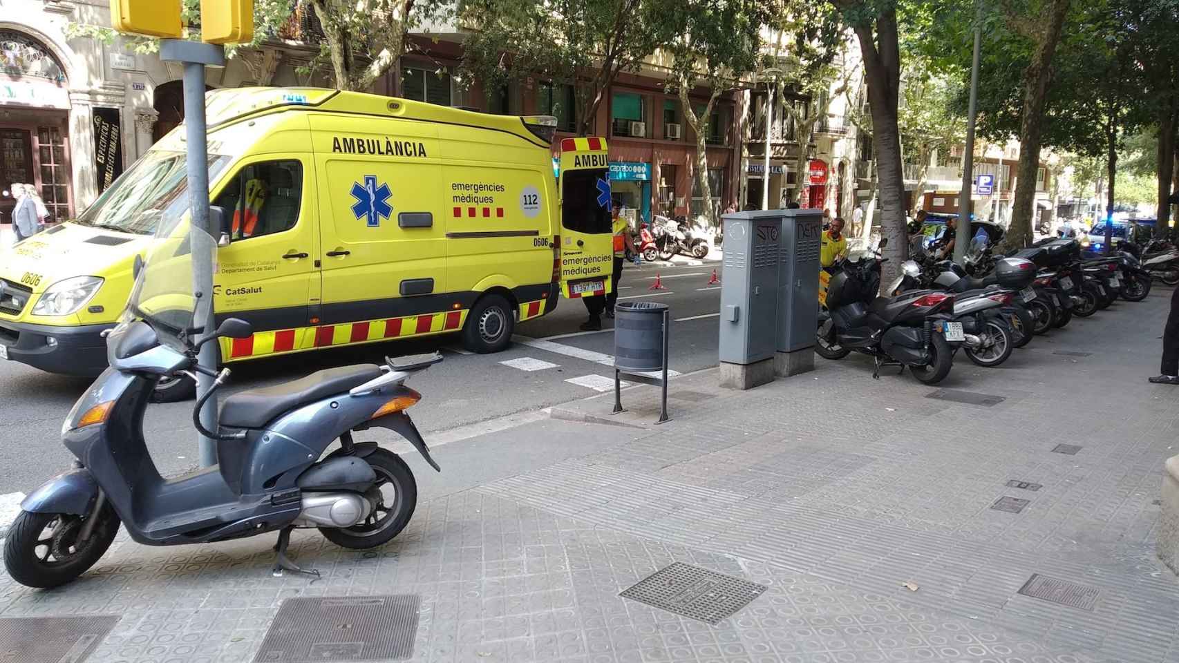 Una ambulancia durante un accidente en Barcelona, este viernes / JORDI SUBIRANA