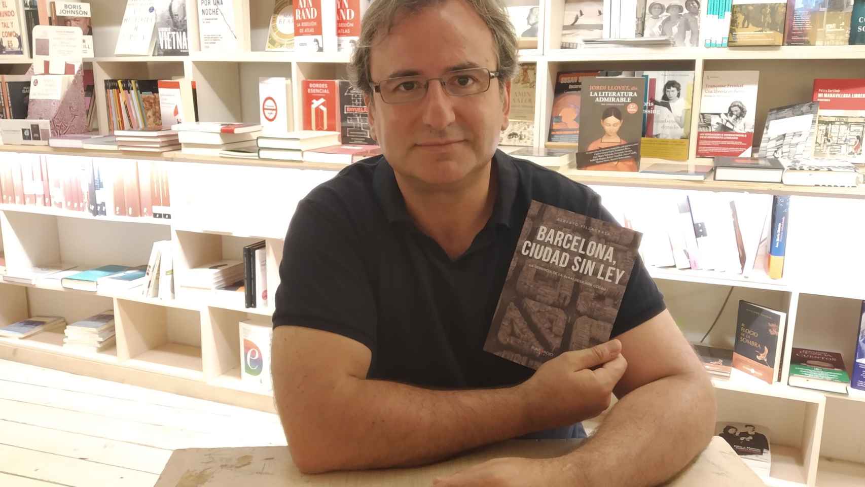 El exconcejal del PP, Alberto Villagrasa, en la librería Bernat / JORDI SUBIRANA