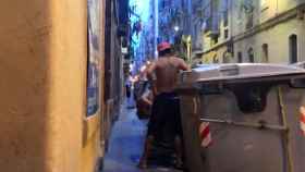 Una pareja de turistas manteniendo sexo en las calles de la Barceloneta
