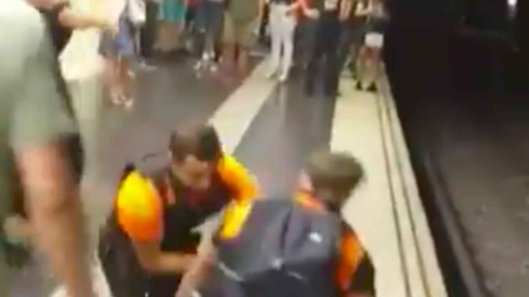 Unos vigilantes detienen a un carterista en el metro de Barcelona