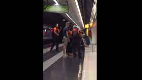 Dos carteristas cruzan las vías del metro para escapar de la seguridad de Barcelona