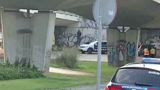 El cuerpo colgado del hombre en un puente de Barcelona / @BARCABOCA 10