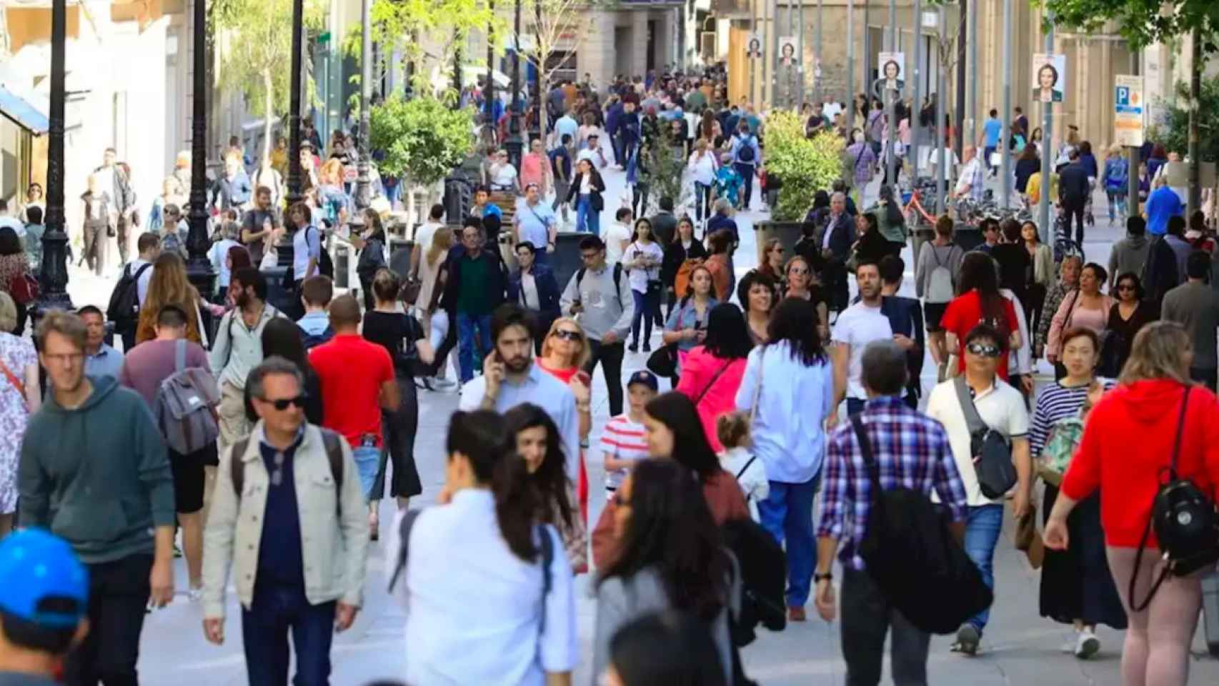 La calle comercial Portal de l'Àngel, ubicada en el centro de Barcelona, llena de gente