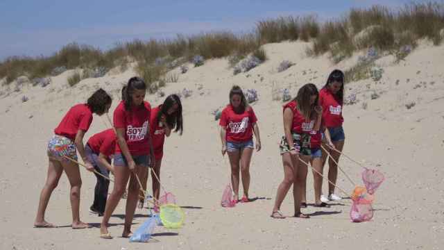 Un grupo de voluntarias recogiendo plásticos en una playa / Archivo