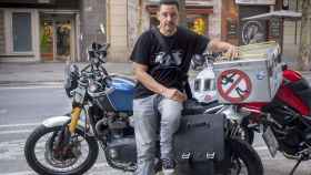 Juan Carlos Toribio posa junto a su moto tras su visita a la redacción de Metrópoli Abierta / LENA PRIETO