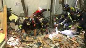Efectivos de Barcelona trabajando en el operativo de rescate del derrumbe del techo en Sants / Bombers