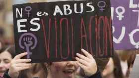 Una pancarta con el lema: No es abuso, es violación. EFE/Archivo