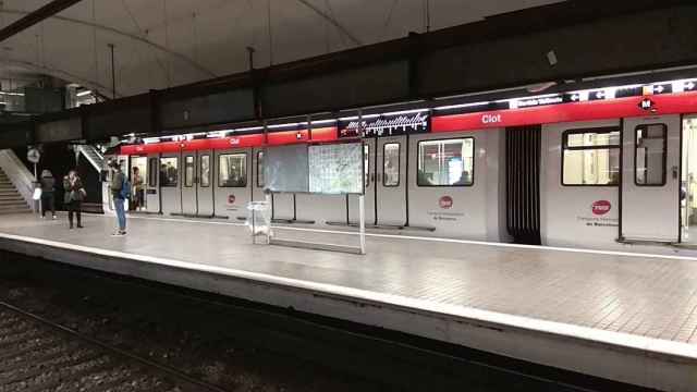 Estación de la línea 1 del Clot de Barcelona con un convoy del metro