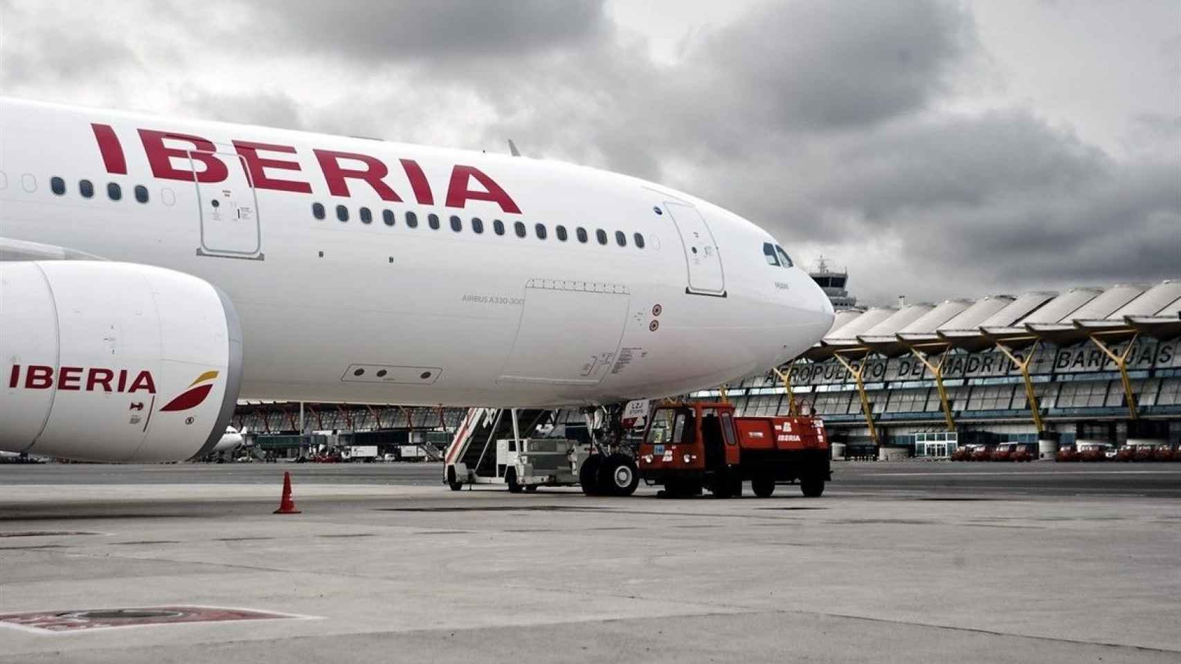 Avión de la compañía Iberia en el Aeropuerto de Madrid / EP