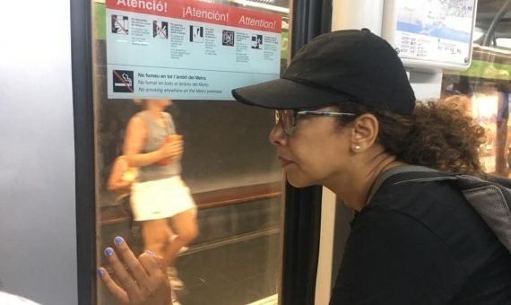 Eliana Guerrero, atenta, en el metro de Barcelona