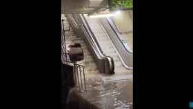 Las escaleras del metro de Verdaguer, convertidas en cataratas