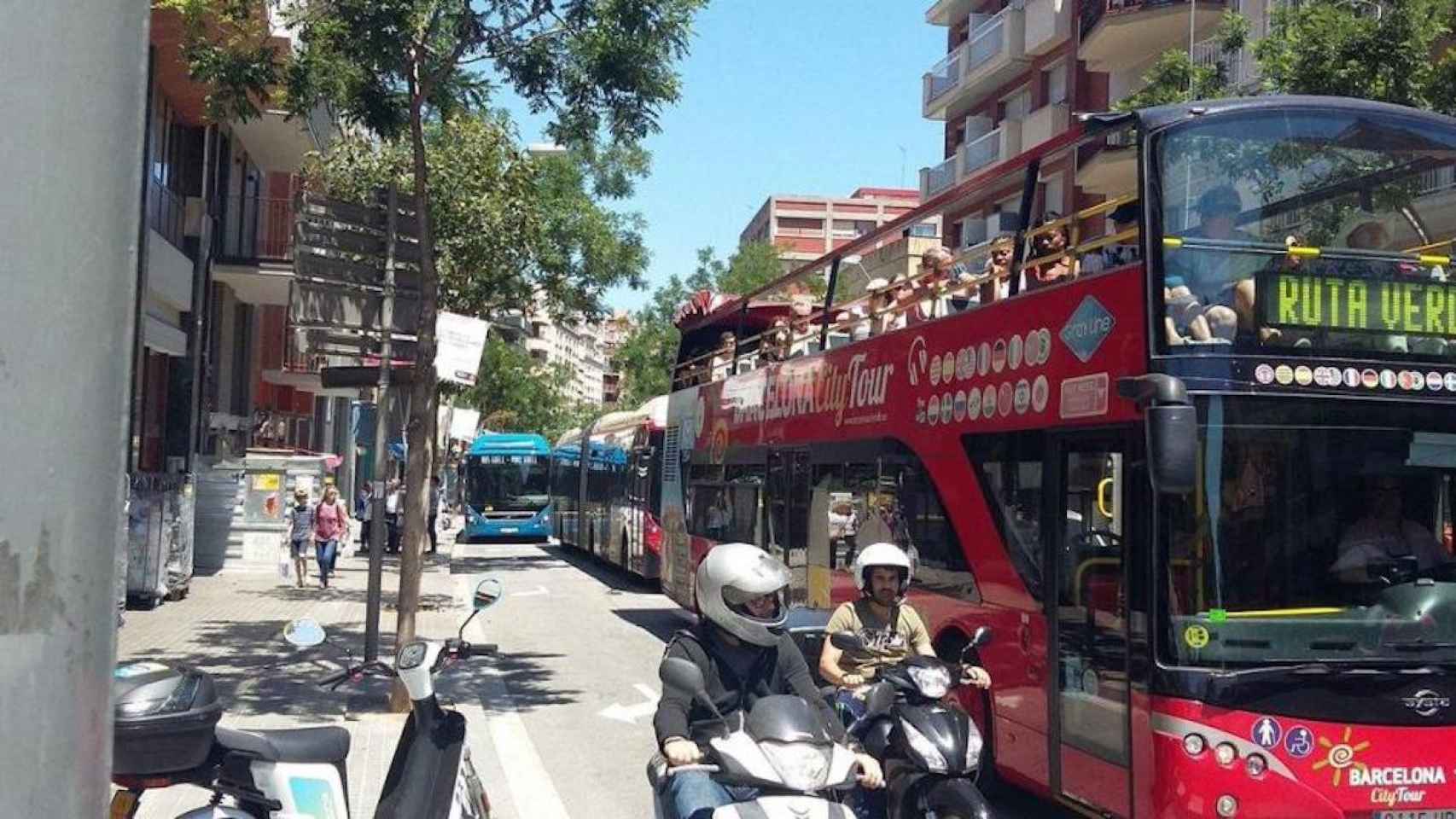 Varios buses turísticos se dirigen al Park Güell por la avenida de la Verge de Montserrat / @VeïnsdeCanBaró