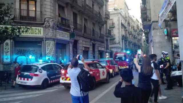 Ocho dotaciones de los bomberos han apagado el incendio en el Raval / CG