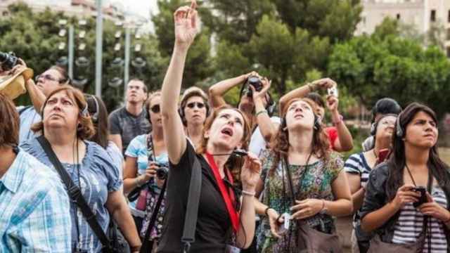 Una guía con un grupo de turistas en Barcelona / EFE