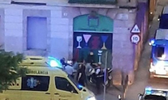 Ambulancias y Mossos, en la plaza de Folch i Torres, durante un homicidio / BARCELONA HELPERS