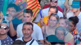 Las dos jóvenes durante la rúa de celebración del título de Liga del Barça de 2016 en la que estaba Neymar