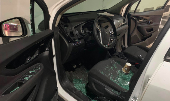 Estado de un vehículo tras haber sufrido un robo en uno de los aparcamientos de Saba / MA