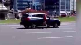Un ladrón intentando robar a coches en marcha en la Plaza de España de Barcelona
