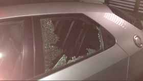 Un coche con la ventanilla rota tras sufrir un robo en un párking de Saba / TWITTER @dluqueifont